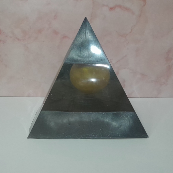 Πυραμίδα 3d από υγρό γυαλί